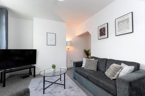 Darlington Apartment | Quiet and comfy house with 2 bedrooms and 2 bathrooms super fast WiFi and crisp hotel standard white linen hosted by Our Home Short Stays