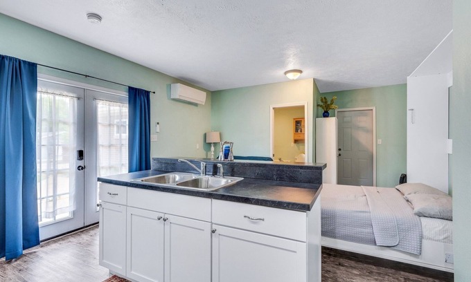 South Bend Apartment | Quiet And Comfy Studio Apartment In South Bend, Minutes From Notre Dame! Pet Friendly! Apts