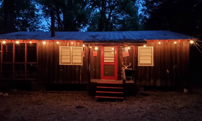 Tignall Cabin | Quiet and secluded rustic/vintage cabin near Clarks Hill Lake and Lake Russell