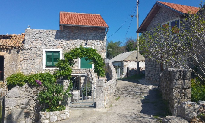 Novi Vinodolski Cottage | Quiet cottage in old village near the sea
