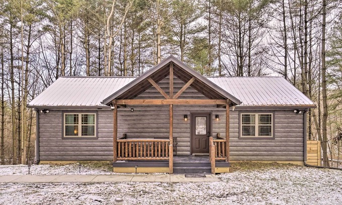 Logan Cottage | Quiet Pines Cabin Hocking Hills w/Hot Tub & Pond