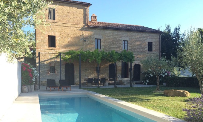 Penna San Giovanni Villa | Quietly located country house with swimming pool near the Sibilin Mountains