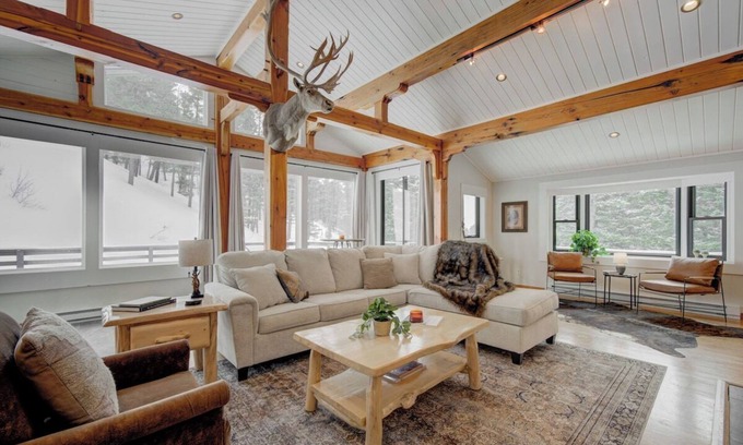 Bozeman House | Quinn Peaks Retreat House with a hot tub!