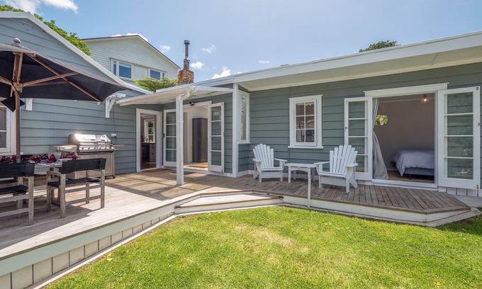 Russell Cottage | Quintessential Russell Cottage Right In The Heart Of The Village