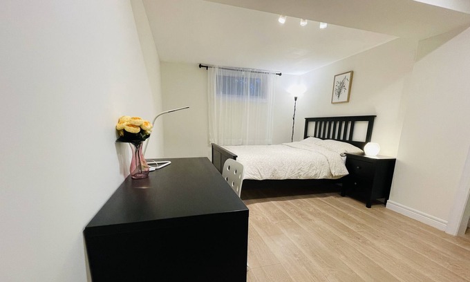 Lakeview House | R#2 - A spacious & modern bedroom with shared bathroom