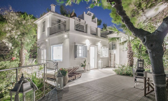 Amoudi Apartment | R 957 Villa Chris with Fireplace, Garden View & Sea view.