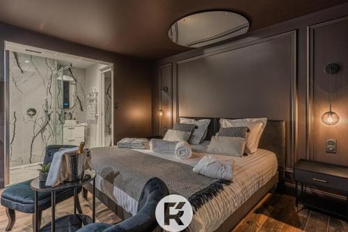 Secteur 4 Apartment | R'Apparts The Love Nest Suite