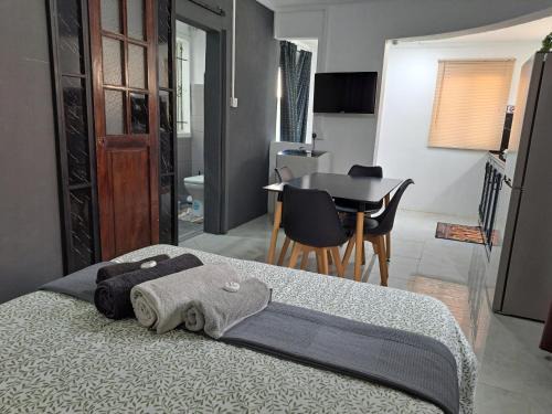 Tombeau Bay House | R Garden Studio 2 moderne pour couple dans un cadre relaxant et confortable