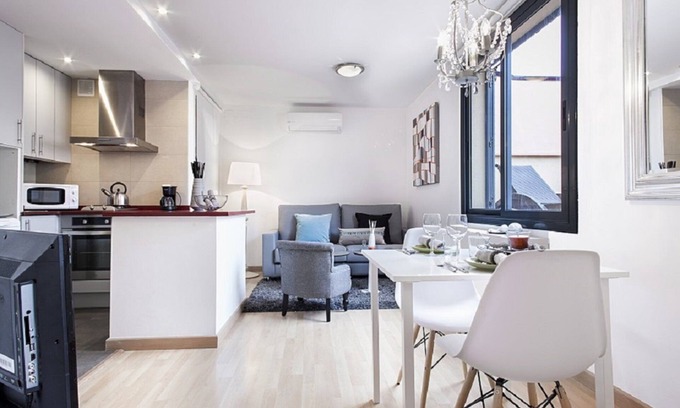 L'Antiga Esquerra de l'Eixample Apartment | Rambla Paris Attic Apartment