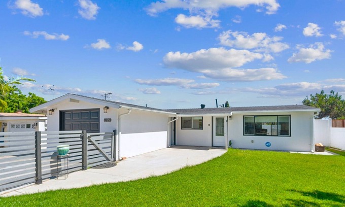 La Presa House | Ranch 3BR/1Bth w Gated Yard, Garage, Bedside Crib