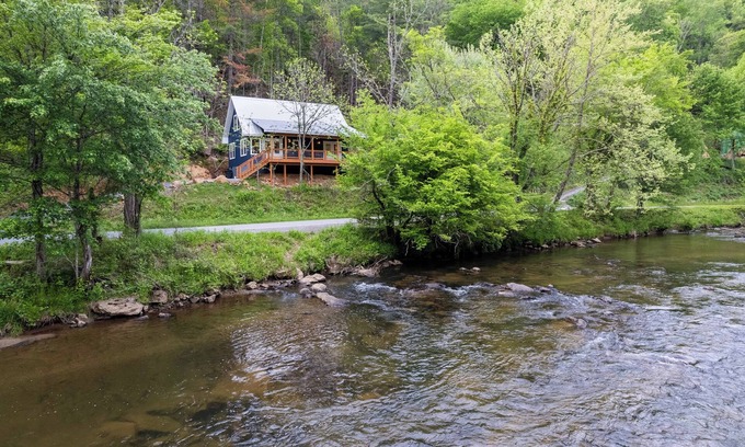 Sylva Cabin | Recently Built Riverfront Cabin on the Tuckasegee minutes away from WCU & Sylva