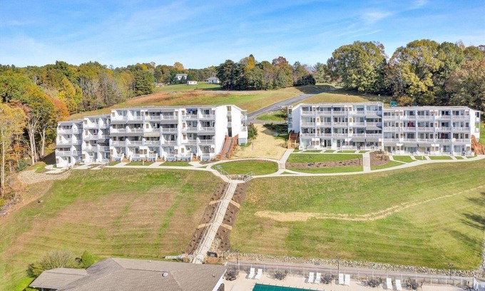 North Shore Condo | Recently updated 1 BR Condo with stunning lake views - No cleaning or linen fees