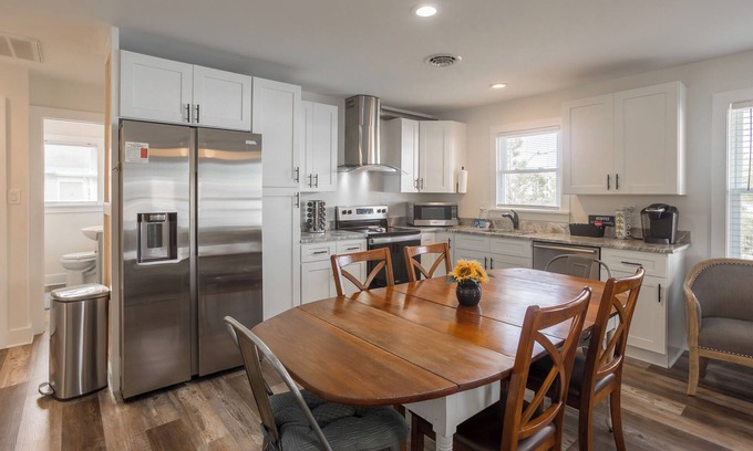 Rehoboth Beach Condo | Recently Updated 3BR Condo Pet Friendly w/Parking