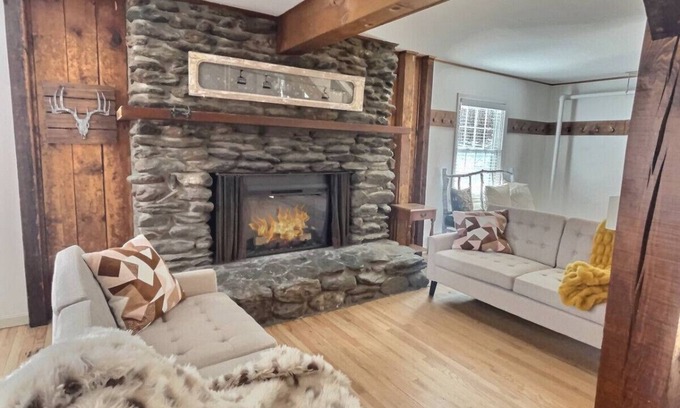 Killington Apartment | Red Bear Inn- 6.5 Baths! Grill, Pool, Central