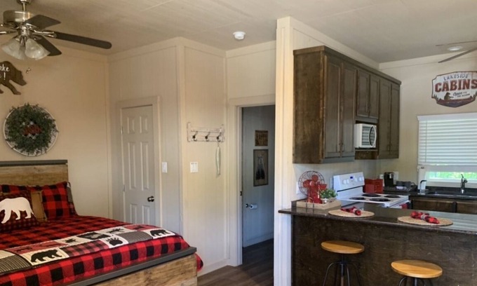 Bryan County Cabin | Red Cabin and RV parking with Access to the Red River