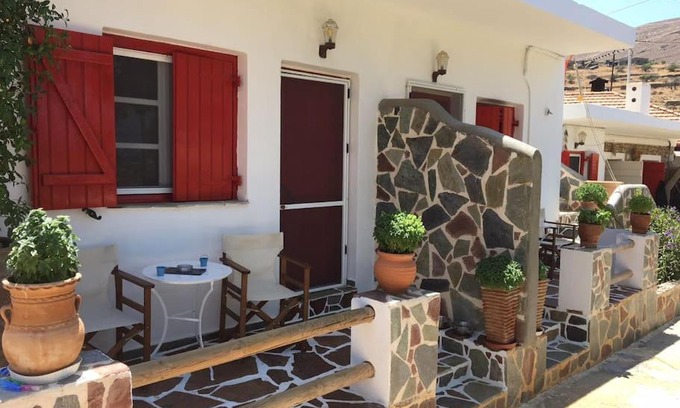 Kithnos House | red guesthouse