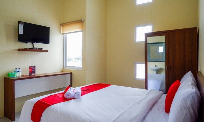 Surakarta Hotel | RedDoorz near Graha Saba Buana Solo