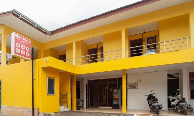 Palembang Hotel | RedDoorz Syariah at Jalan Wayhitam Palembang