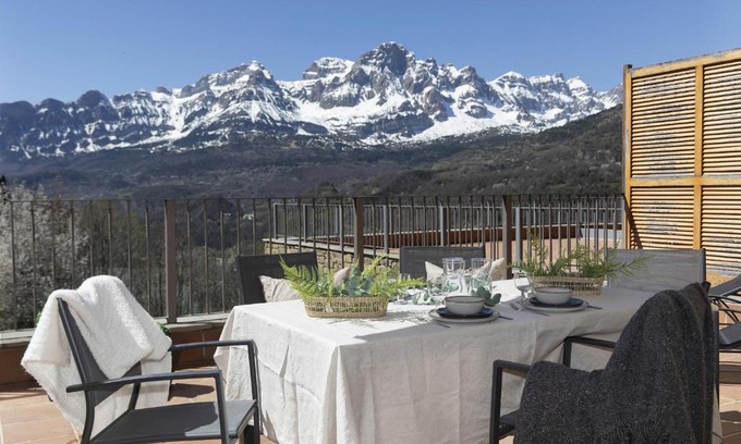 Panticosa Apartment | Refugio del Valle by BeValle