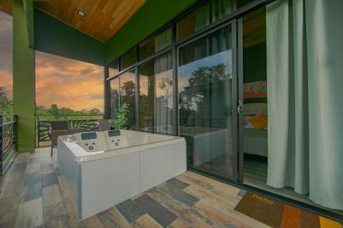 Penas Blancas Villa | Refugio Verdanza-King bed and balcony with jacuzzi, fast Wifi, EV powering included! Only 5 minutes from La Fortuna