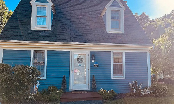 The Galena Territory Cottage | Relax and enjoy this Country Charm!