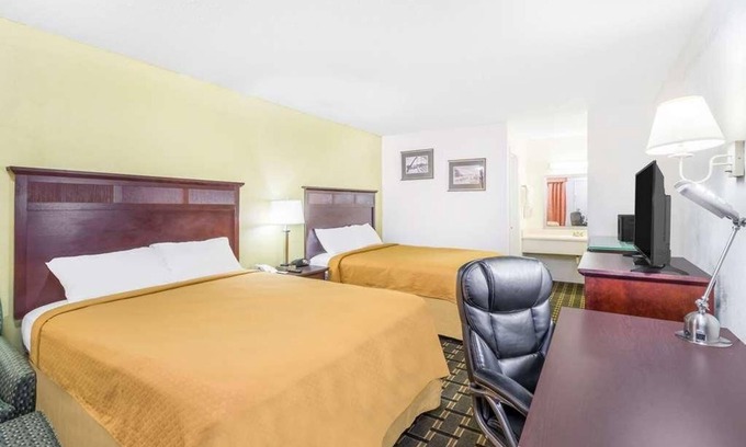 Lookout Valley Neighborhood Association Resort | Relax and Recharge in Knights Inn Chattanooga! Free Parking Onsite