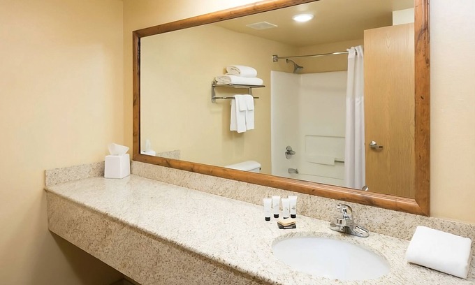 Palm Valley Hotel | Relax and Unwind in Red Lion Inn & Suites Goodyear Phoenix! Free Parking