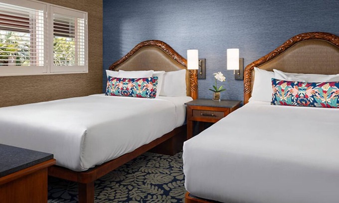 Crown Point Hotel | Relax in a Bayfront Queen Room at Catamaran Resort & Spa