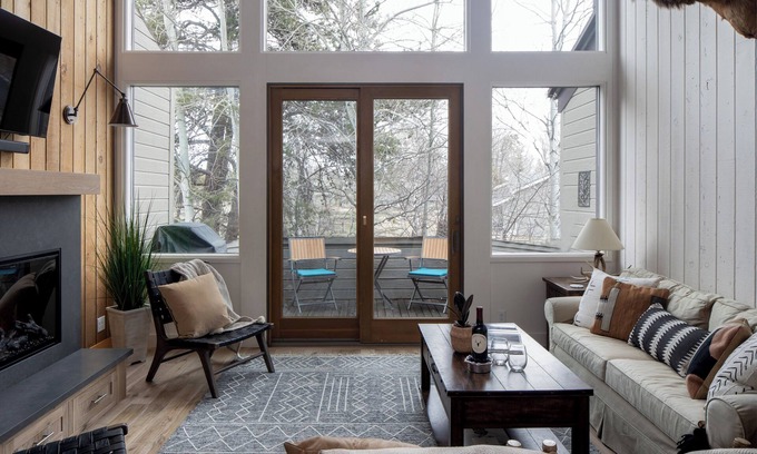 Moose Wilson Road Condo | Relax in understated modern style in The Aspens! Convenient Westbank location.
