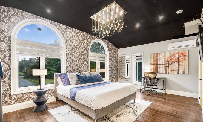 East Gwillimbury Villa | Relaxing Chalet Retreat at Sharon, ON