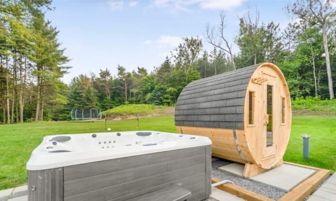 East Gwillimbury House | Relaxing Chalet Retreat at Sharon, ON