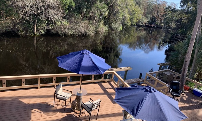Inglis House | Relaxing Riverfront Retreat