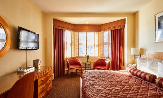Washington Square West Hotel | Relaxing Room in Historic Philly Close to to Downtown | Free Breakfast