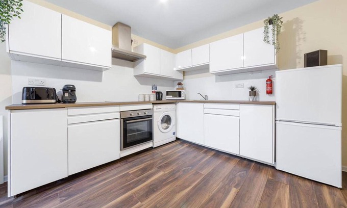 London Borough of Hounslow Apartment | Remarkable 2 Double Bed Ensuite Room Isleworth TW7