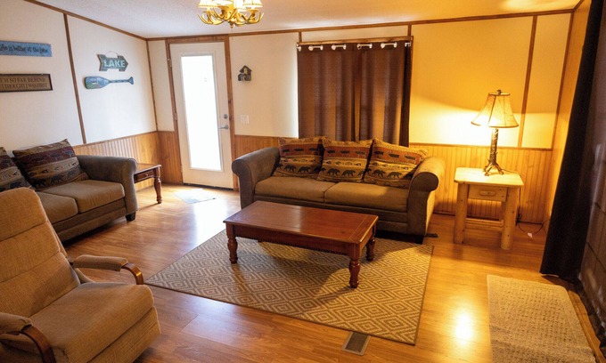 Benton Apartment | Remodeled Cottage 4 at the King Creek Lodge and Marina