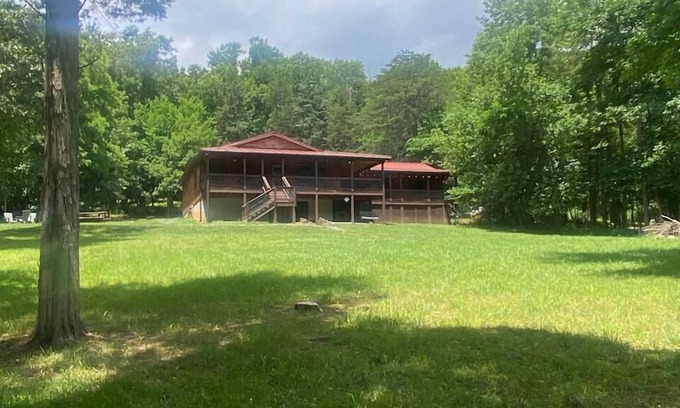 Bentonville Cabin | Remote Riverfront Cabin: Hot Tub * Fast Wi-Fi * Disc Golf * Pool Table * Games!