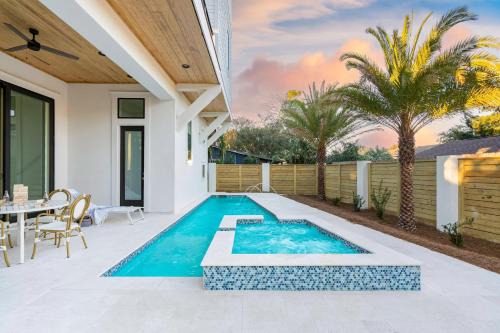 Frangista Beach House | Rendezvous by AvantStay Modern Haven w Game Room Roof Top Pool Close to Beach