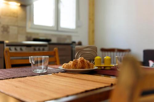 Athens Apartment | Renovated one bedroom flat in Kerameikos with courtyard by bnbPLUS
