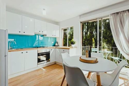 Sandy Bay Apartment | Renovated unit in leafy surrounds close to shops