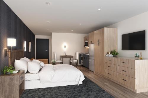 Marlborough Hotel | Residences at Solomon Pond