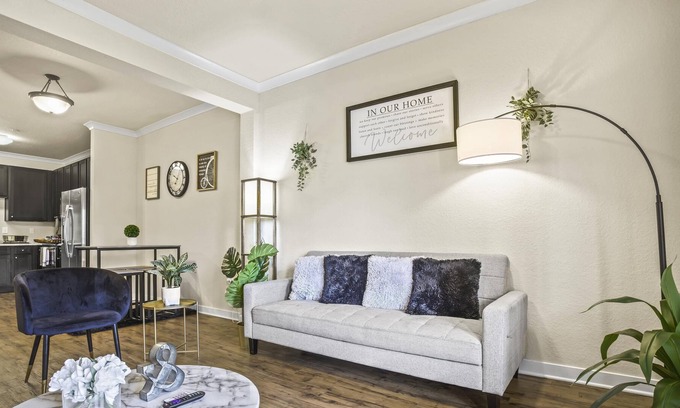 Deerwood Apartment | Resort Style with free wine