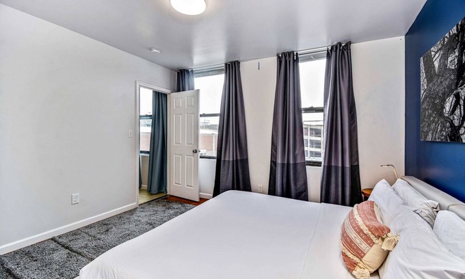 Chinatown Apartment | Retreat in a Stylish 2B Apartment