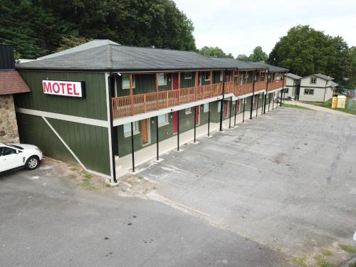 Hiawassee Hotel | Retreat on the Lake