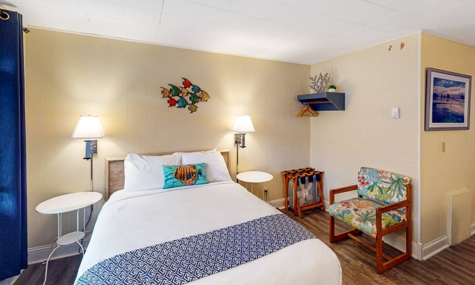 Bandon House | Retro beach room with fast WiFI - walk to downtown shops & restaurants