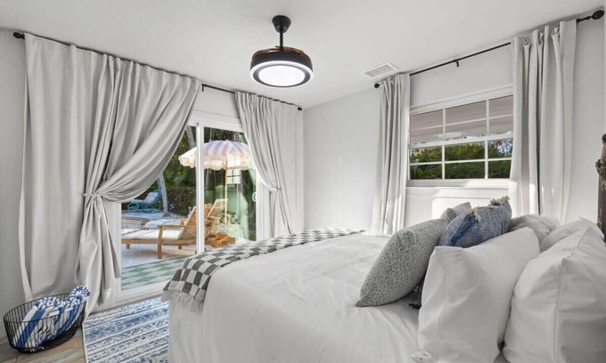 Biggar Apartment | Retro-Chic Poolside Suite 2BR Getaway