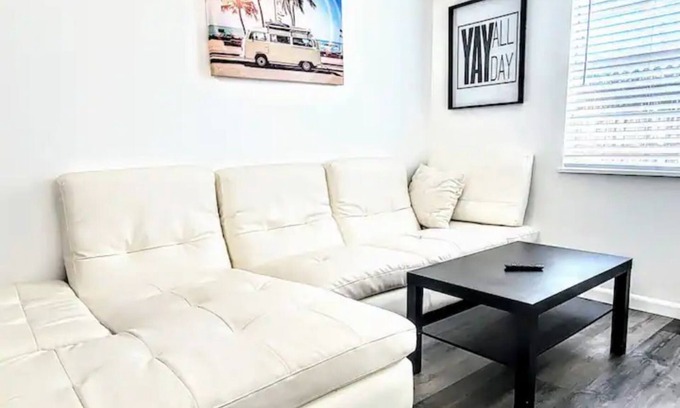 Wilton Manors Cottage | Retro Cottage - Short Walk to Wilton Dr. ,WIFI, Free Parking