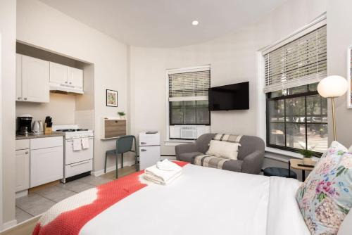 Prudential - St. Botolph Apartment | Retro Studio on Quiet Street