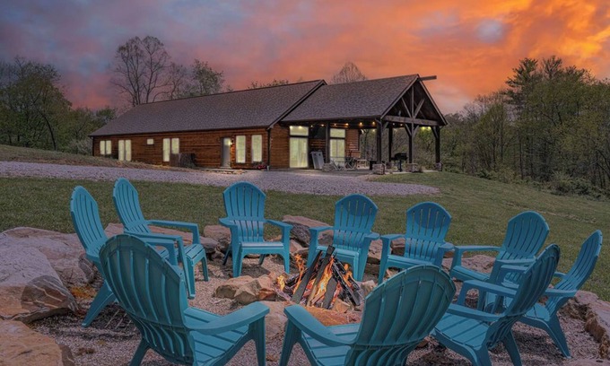 New Plymouth Cabin | Revive Ridge: Ranch-style lodge in Hocking Hills. Perfect for multi-generations!