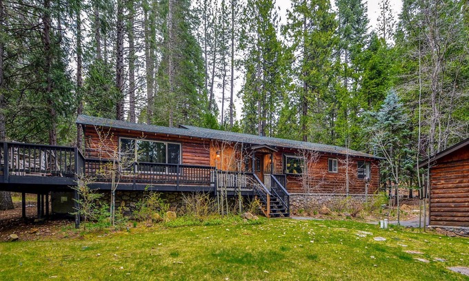 Glencoe Cabin | RIGHT ACROSS FROM LAKEMONT PINES LAKE SLEEPS 12 W/HOT TUB + EV CHARGER