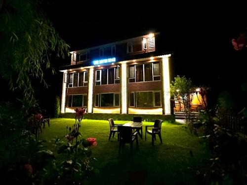 Laripora Hotel | RIVER EDGE